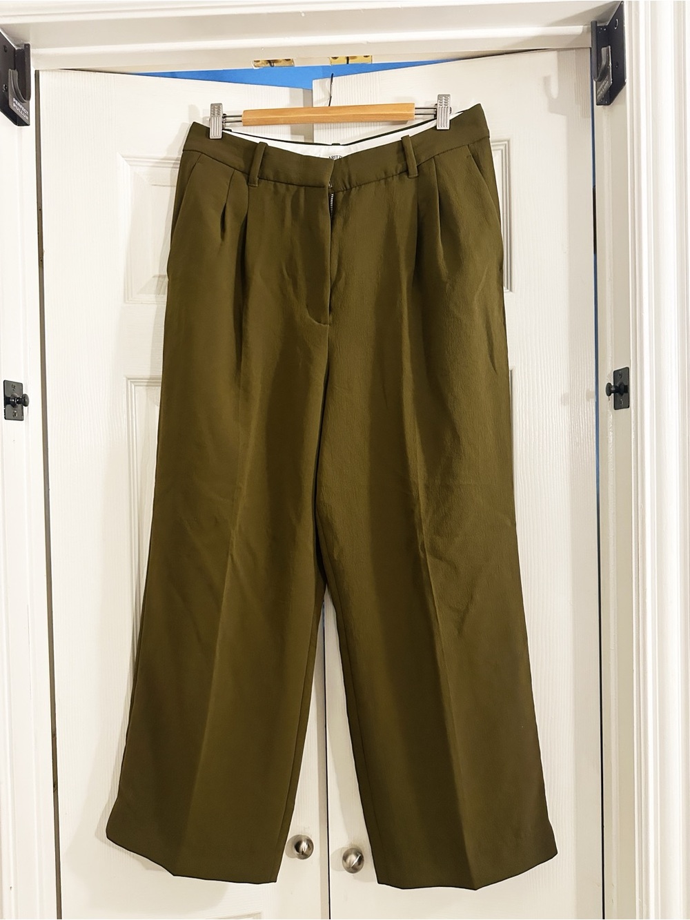 Aritzia Effortless Pant in olive green, size 12 short. 26inch inseam #effortless